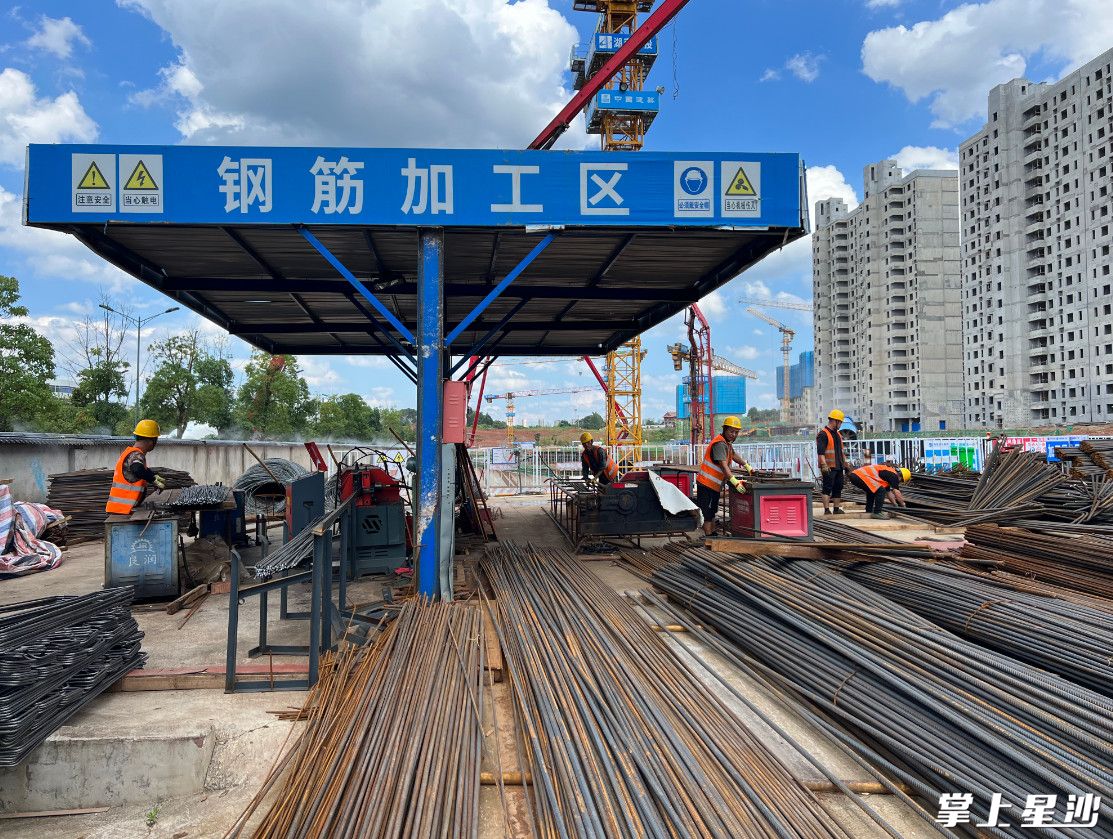 项目现场，工作人员正在钢筋加工区进行作业。 林正茂 摄