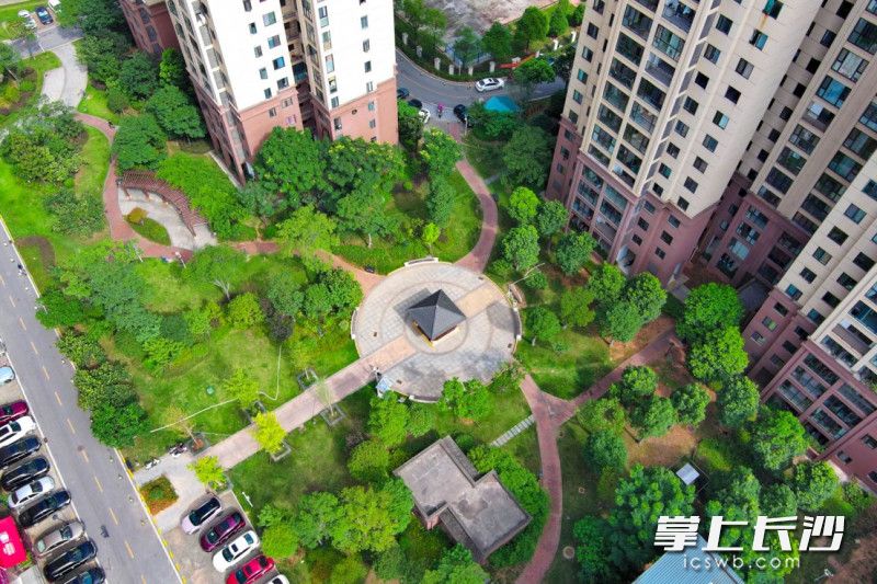 项目打造了开阔的休闲健身区域、独具特色的庭院绿化和友好的公共休憩空间。