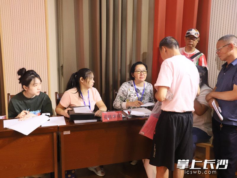 雨花城投集团联合雨花亭街道成立分房工作指挥部，下设资料审核、政策解答、公证监督等7个工作小组。