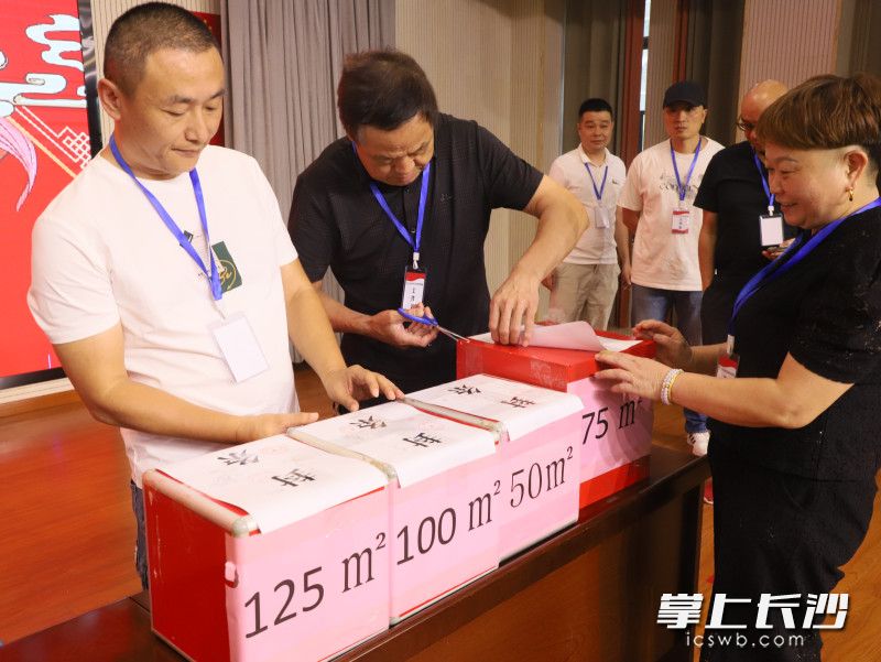 7月17日，位于雅塘片区的雨花区保障性住房项目石马雅苑圆满完成第7次分房。  均为长沙晚报全媒体记者周游、通讯员高兴摄