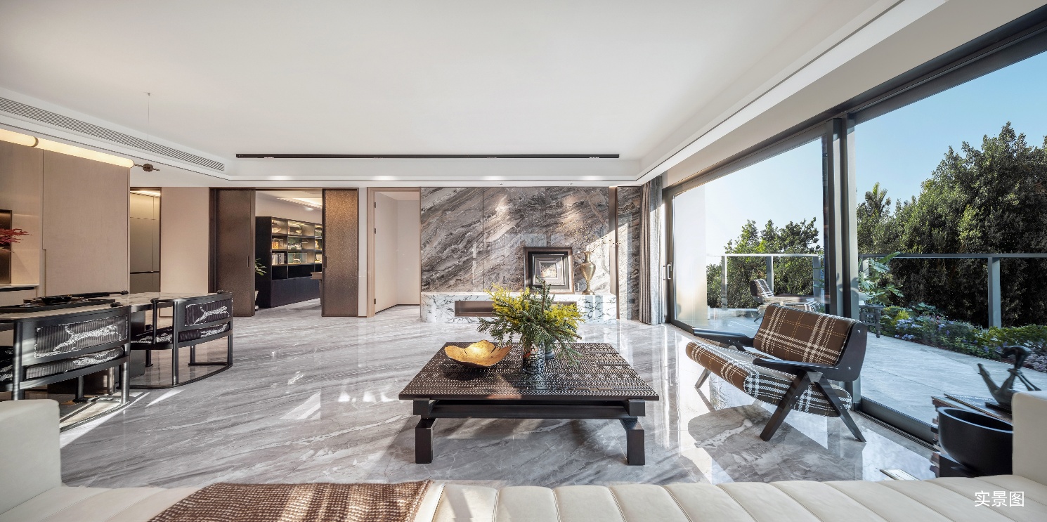 房间里有桌子和椅子AI 生成的内容可能不正确。